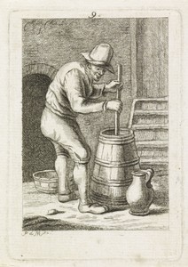 Man boter aan het karnen
