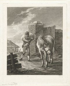 Man met zak op zijn rug bij een paard