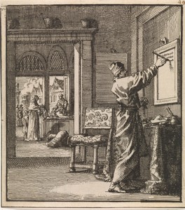 Man schrijft van rechts naar links op een lei aan de muur