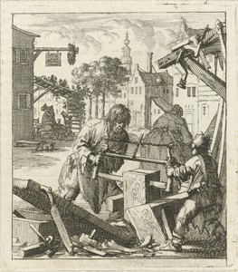 Man zaagt samen met een jongen hout in een timmermanswerkplaats
