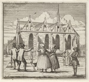 Mannen en vrouwen op een plein bij de Grote Kerk te Leeuwarden
