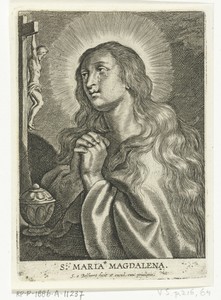 Maria Magdalena bidt geknield voor crucifix