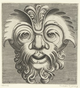 Masker met baard en snor met krullen, een toef krullen rust op de neuswortel