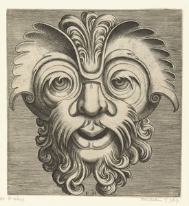 Masker met baard en snor met krullen, een toef krullen rust op de neuswortel