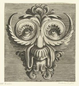 Masker met bladvormige jukbeenderen, schotelvormige oogkassen en een toef krullen midden op het hoofd