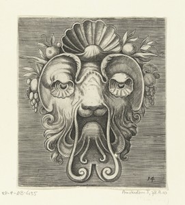 Masker met schelpvormige ogen en een schelp tussen vruchtentrossen op het voorhoofd