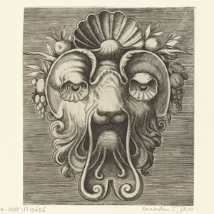Masker met schelpvormige ogen en een schelp tussen vruchtentrossen op het voorhoofd