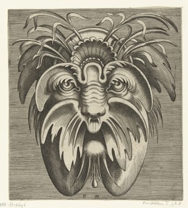 Masker met uitgezakte wangen en een snor, in het haar zitten grassen