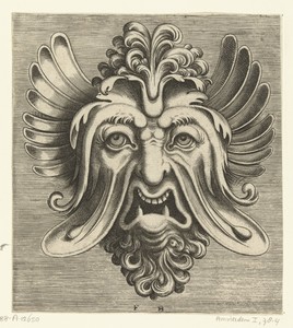Masker met uitgezakte wangen, twee spitse ondertanden en een toef krullen rustend op de neuswortel