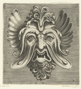 Masker met uitgezakte wangen, twee spitse ondertanden en een toef krullen rustend op de neuswortel