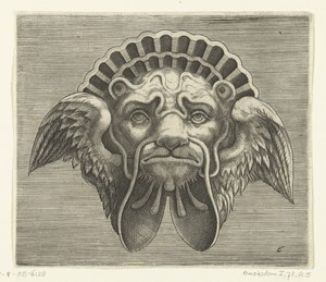 Masker met vleugels in plaats van oren en een hoofdtooi in de vorm van een schelp