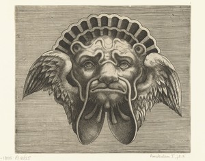 Masker met vleugels in plaats van oren en een hoofdtooi in de vorm van een schelp
