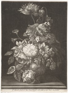 Metalen vaas met bloemen