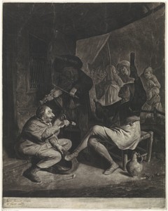 Musicerende mannen en een man die tabak aanbiedt