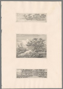Oever van een rivier of meer met hutten, bomen en windmolen in de verte