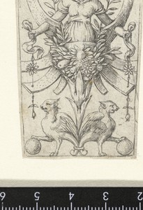 Ornament met vrouwelijke halffiguur