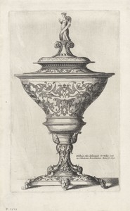 Ornamentele bokaal met staande vrouw