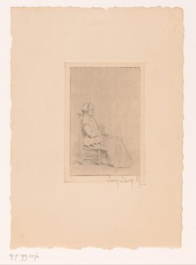 Oude dame met rozenkrans tussen gevouwen handen