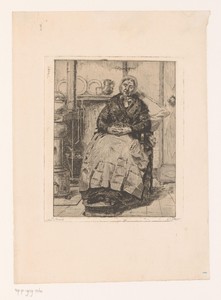 Oude dame zit comfortabel naast de kachel in de keuken