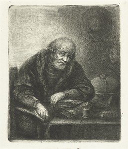 Oude man aan zijn bureau