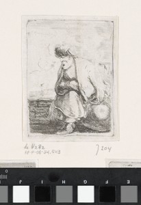 Oude Turkse man met baard en tulband zittend op een steen