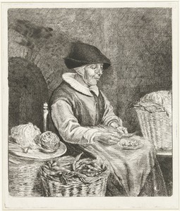 Oude vrouw bij het boontjes doppen