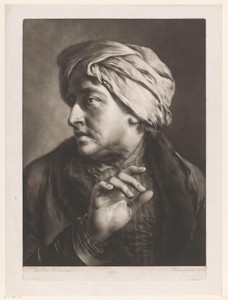 Oudere man met een hoofddoek en zijn hand omhoog