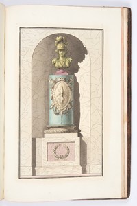 POELE d’un même genre, en colonnes tronquées, avec trophées, et surmonté d’un buste de Pallas.
