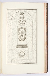 POELE d’un même genre, en colonnes tronquées, avec trophées, et surmonté d’un buste de Pallas
