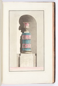 POELE formant colonne tronquée, cannelée, à bandeaux, orné de bas-reliefs et surmonté d’un vase antique