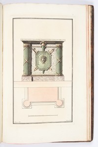 POELE militaire, orné de trophées et faisceaux d’armes en colonnes aux quatre angles