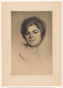 Portret van een glimlachende jonge vrouw