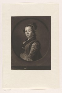 Portret van een vrouw met parelketting en geborduurde mouw