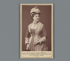 Portret van Helen Barry met reclame voor Her Majesty's Opera House, Londen