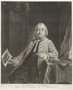 Portret van Simon Fokke met in zijn hand de prent van de plundering van het huis van  Gerrit Hagedooren, 1751