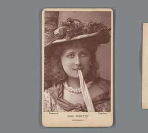 Reclame met een portret van Helen Forsyth voor Cummings' Patents, Ltd.