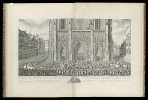 REPRÉSENTATION DE L’ARRIVÉE ET DE LA DESCENTE DU ROI LOUIS XV DEVANT LE PRINCIPAL PORTAIL DE L’EGLISE CATHEDRALE DE STRASBOURG; Le 5. Octobre 1744. Sa Majesté continua ensuitte sa marche dans la Ville, entre deux hayes des Troupes de la Garnison derrière lesquelles étoit un grand nombre d’habitans de la Ville et de la Province, et d’étrangers