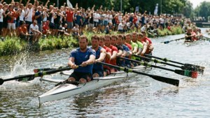 Rowing Race Action