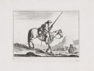 Ruiter met geweer aan het einde van een stoet
