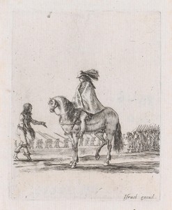 Ruiter met mantel te paard, pratend met een staande man