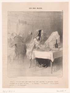 Schrijfster leest de krant in een restaurant
