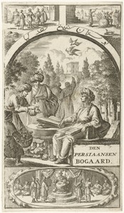 Schrijvende man in een tuin kijkt op om te luisteren naar hetgeen twee mannen hem te vertellen hebben