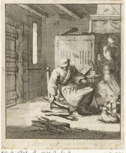 Schrijver Willem Sluiter zit op een lage stoel bij het vuur en raapt een paar stukken brandhout op