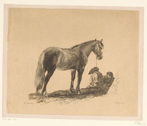 Staand paard met twee op de grond zittende mannen