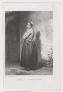 Staande vrouw bij een buitenmuur