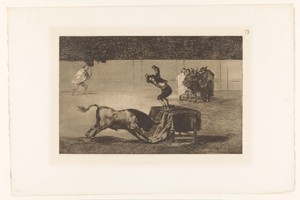 Stierenvechter staand op een tafel in de arena