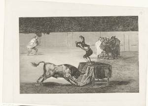 Stierenvechter staand op een tafel in een arena