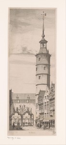 Straatgezicht met oude gebouwen en een klokkentoren