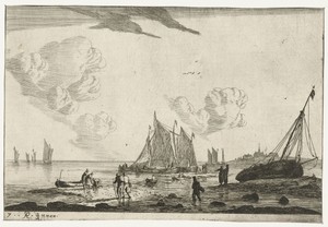 Strand met een op het zand getrokken zeilschip