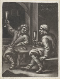 Twee drinkende mannen aan een tafel